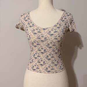 Brandy Melville Floral Short Sleeve Top